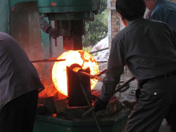 Industry-standard-alloy-steel-WN-and-BL-flanges-forging.jpg